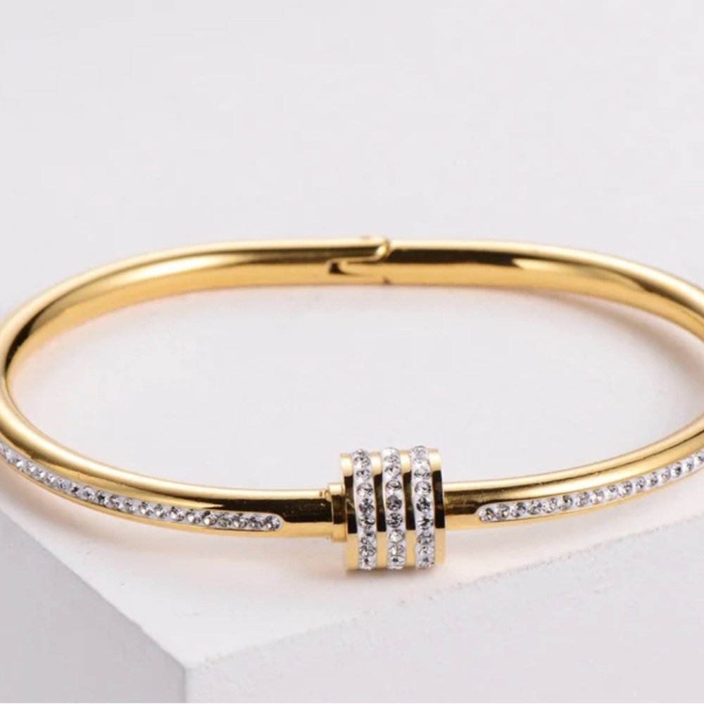 Elegant Gold Bracelet with Crystal Accents